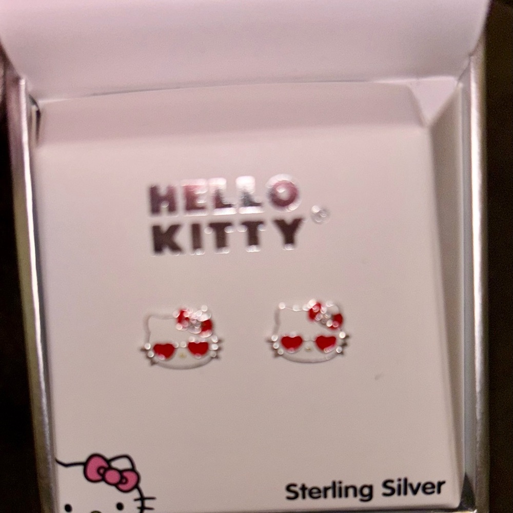 Hello Kitty stud earrings - Picture 3 of 4